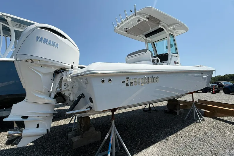 Slide: The Image of 2026 Everglades 253 Center Console boat with Yamaha engine on display. - 5