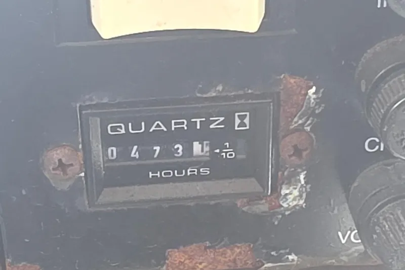 Slide: The Image of Hour meter reading 473.1 on a 2005 Regal Commodore 4060 boat dashboard. - 31