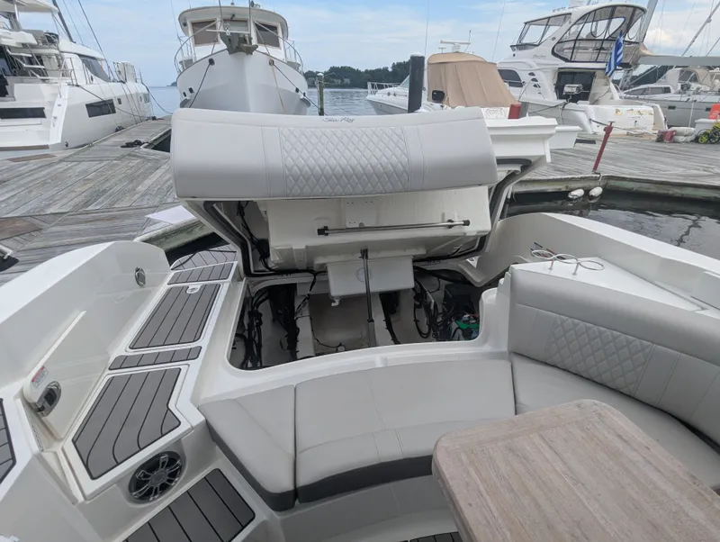 Slide: The Image of Sea Ray SLX 350 Outboard 2023 - 40