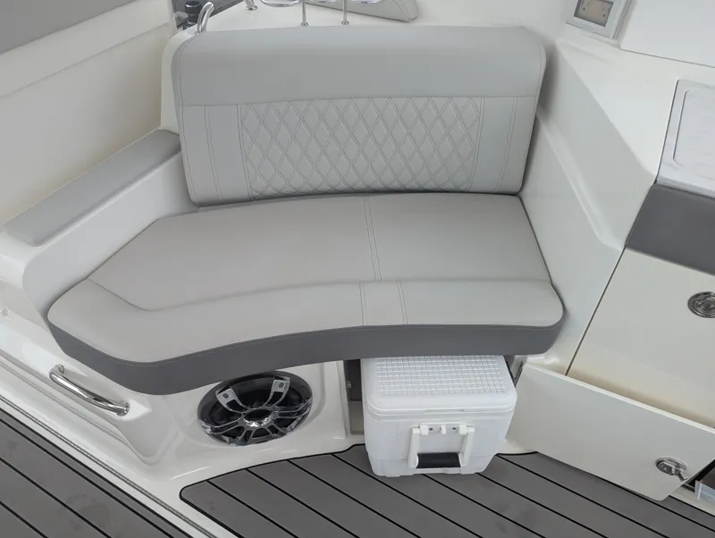 Slide: The Image of Sea Ray SLX 350 Outboard 2023 - 31