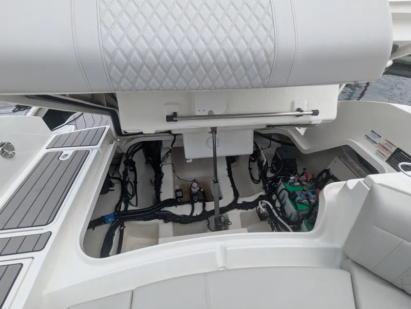 Slide: The Image of Sea Ray SLX 350 Outboard 2023 - 42
