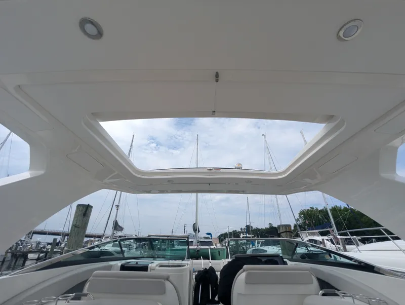 Slide: The Image of Sea Ray SLX 350 Outboard 2023 - 36