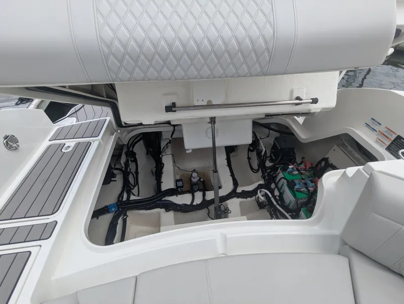 Slide: The Image of Sea Ray SLX 350 Outboard 2023 - 41