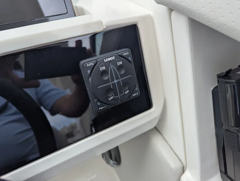 Slide: The Image of Sea Ray SLX 350 Outboard 2023 - 22