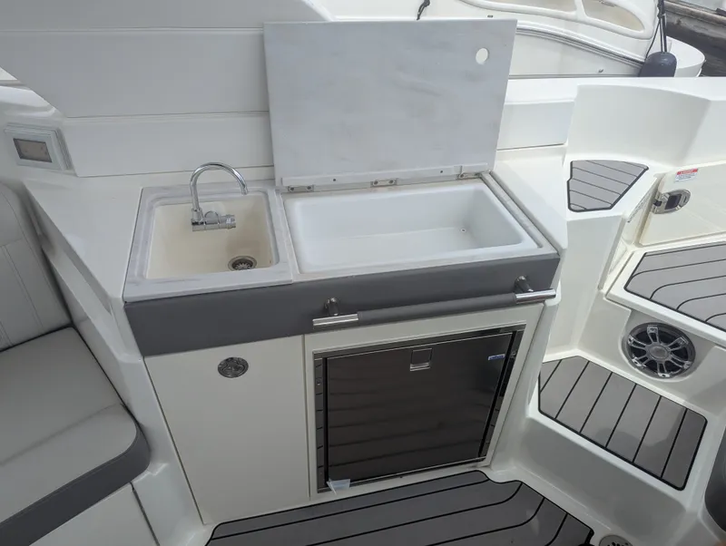 Slide: The Image of Sea Ray SLX 350 Outboard 2023 - 32