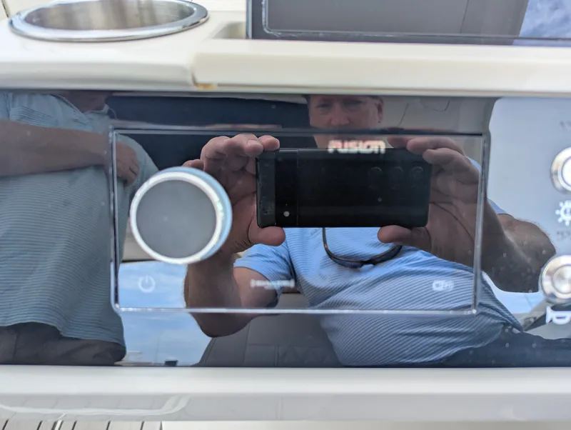 Slide: The Image of Sea Ray SLX 350 Outboard 2023 - 21