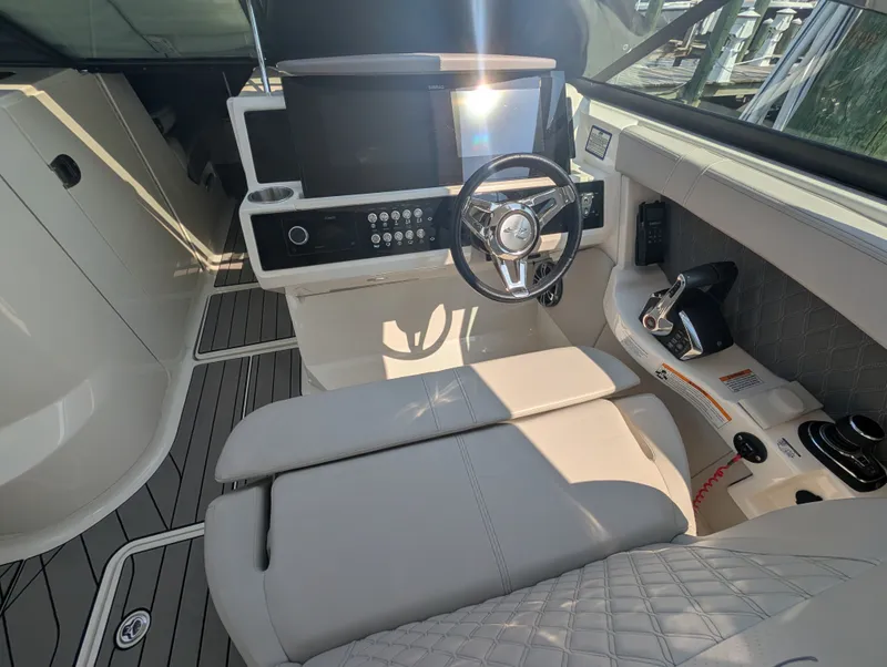 Slide: The Image of Sea Ray SLX 350 Outboard 2023 - 50