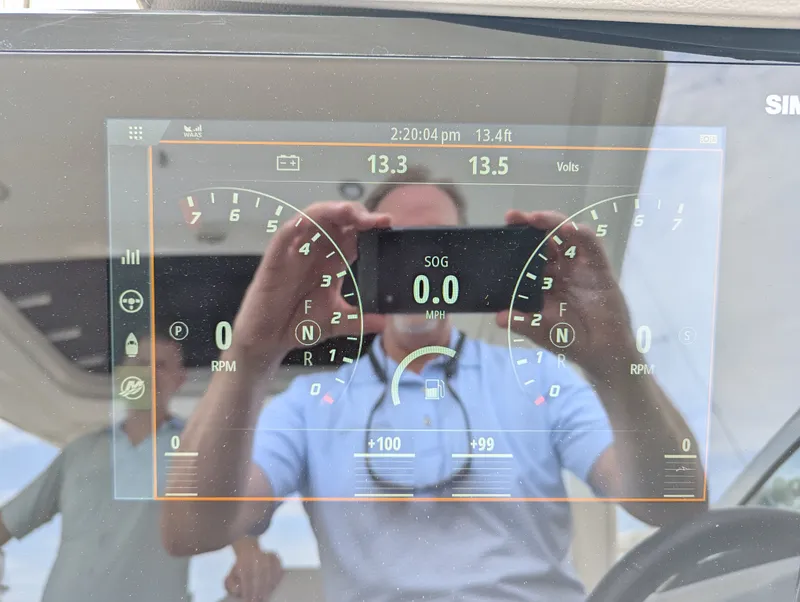Slide: The Image of Sea Ray SLX 350 Outboard 2023 - 19