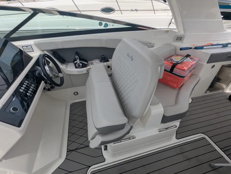 Slide: The Image of Sea Ray SLX 350 Outboard 2023 - 28