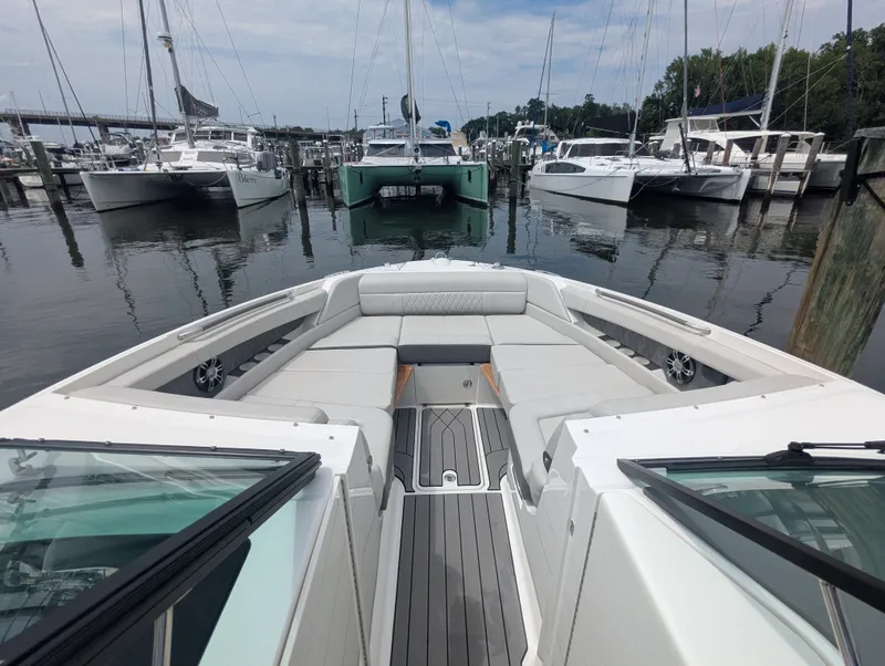 Slide: The Image of Sea Ray SLX 350 Outboard 2023 - 13