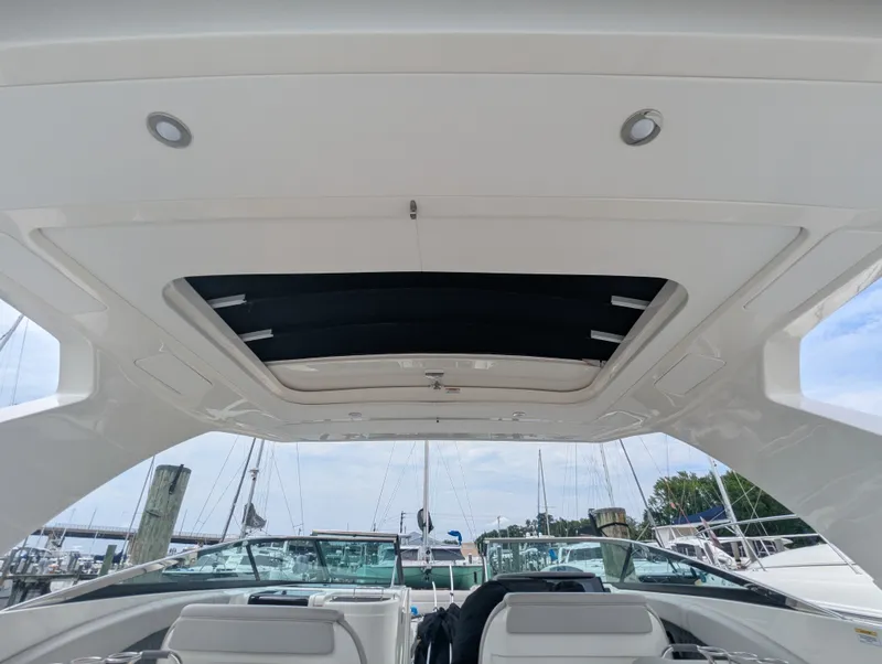 Slide: The Image of Sea Ray SLX 350 Outboard 2023 - 35