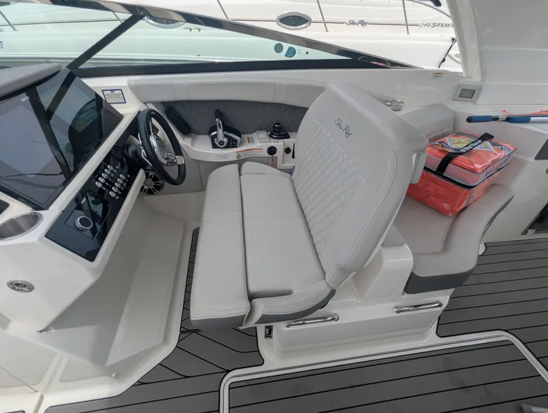 Slide: The Image of Sea Ray SLX 350 Outboard 2023 - 29