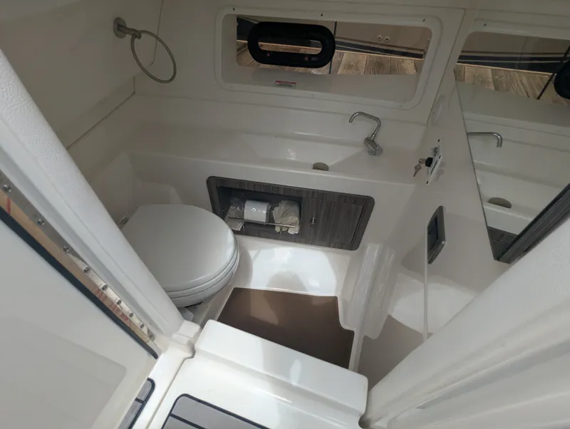Slide: The Image of Sea Ray SLX 350 Outboard 2023 - 27