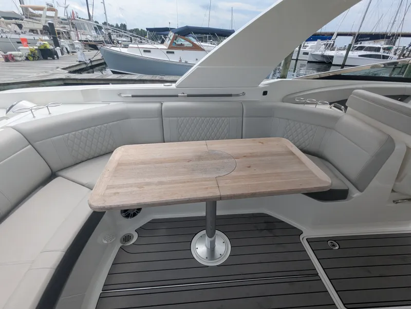 Slide: The Image of Sea Ray SLX 350 Outboard 2023 - 34