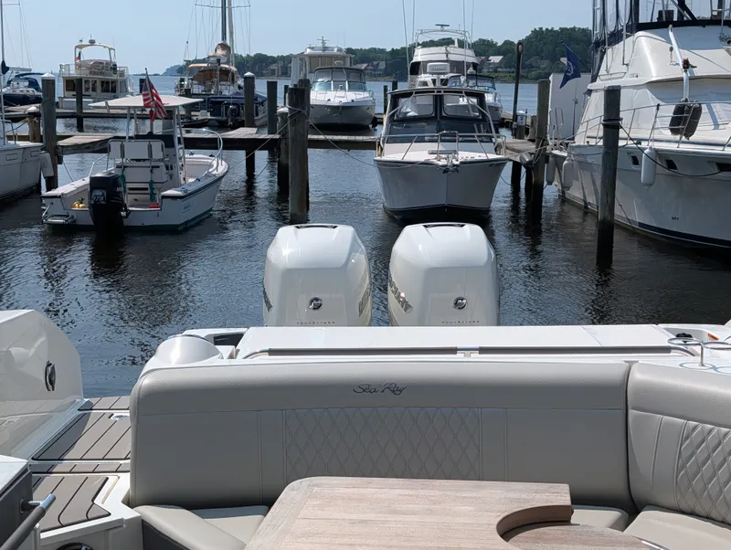 Slide: The Image of Sea Ray SLX 350 Outboard 2023 - 45