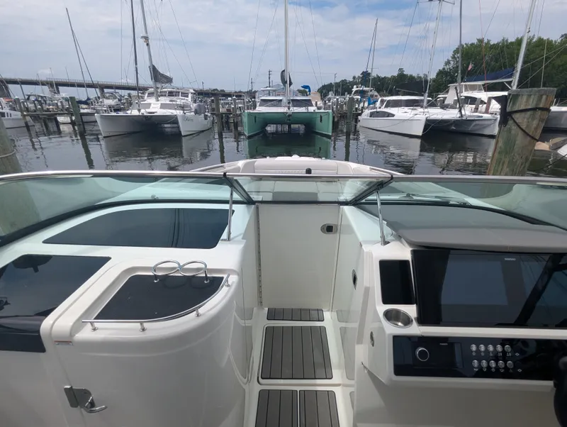 Slide: The Image of Sea Ray SLX 350 Outboard 2023 - 15