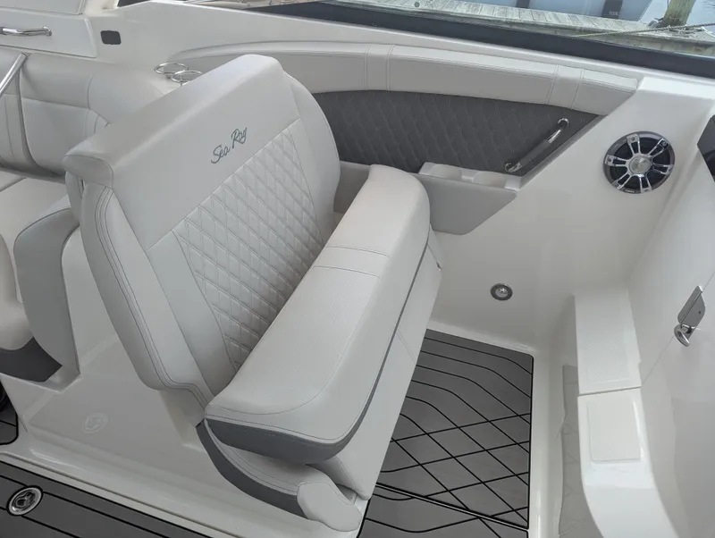 Slide: The Image of Sea Ray SLX 350 Outboard 2023 - 30