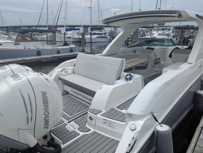 Slide: The Image of Sea Ray SLX 350 Outboard 2023 - 37
