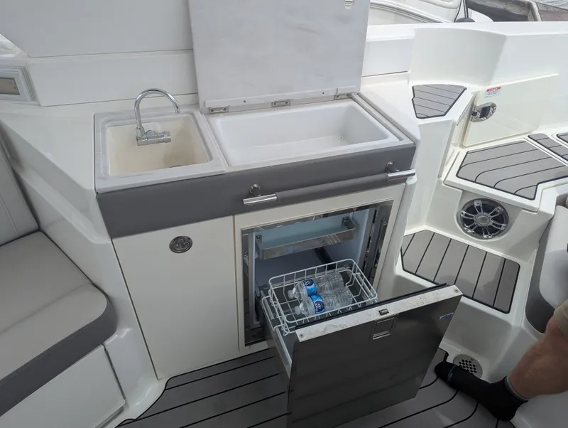 Slide: The Image of Sea Ray SLX 350 Outboard 2023 - 33
