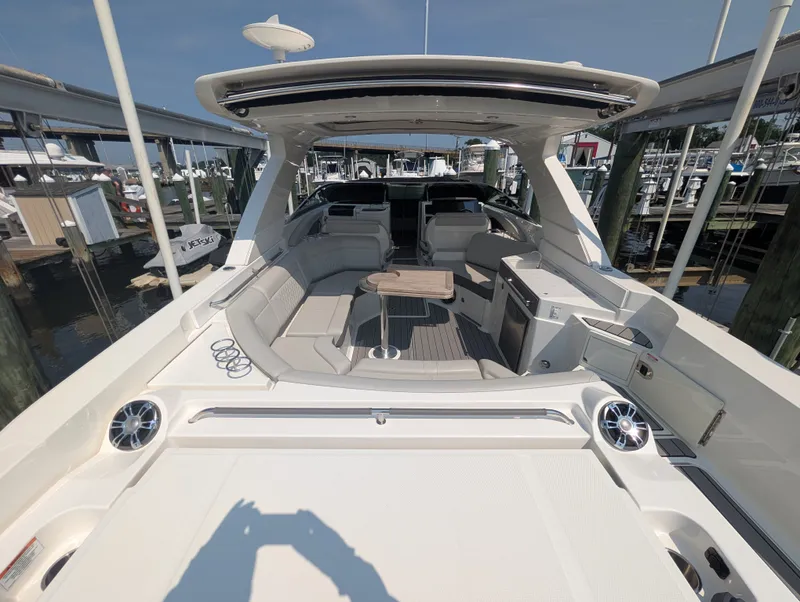 Slide: The Image of Sea Ray SLX 350 Outboard 2023 - 46