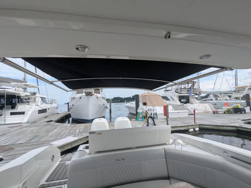 Slide: The Image of Sea Ray SLX 350 Outboard 2023 - 39