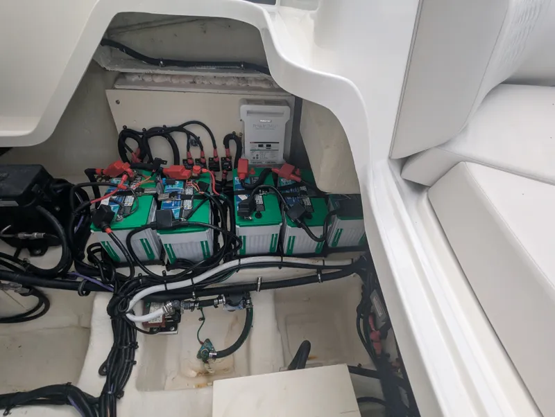 Slide: The Image of Sea Ray SLX 350 Outboard 2023 - 43