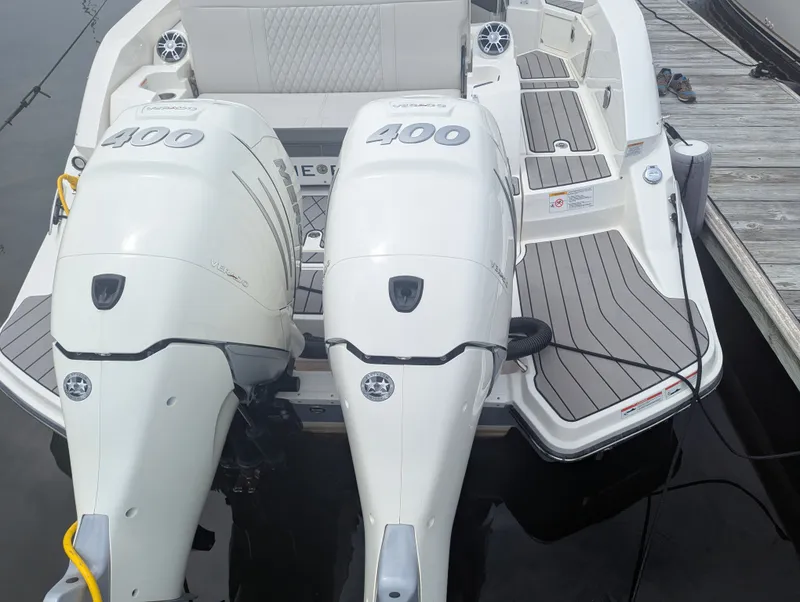 Slide: The Image of Sea Ray SLX 350 Outboard 2023 - 38
