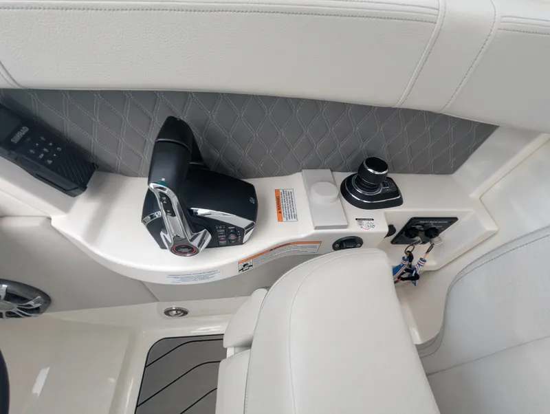 Slide: The Image of Sea Ray SLX 350 Outboard 2023 - 16