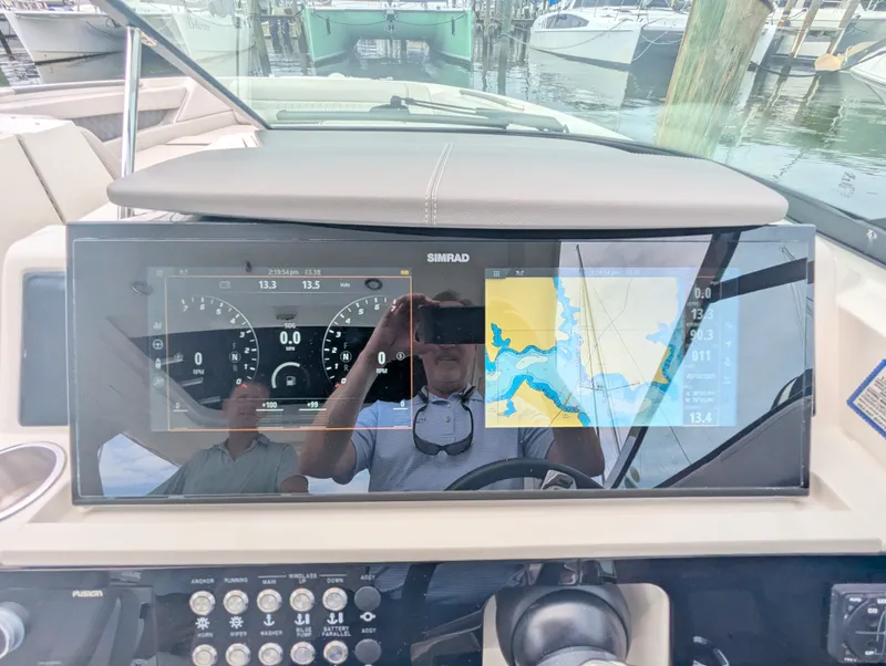 Slide: The Image of Sea Ray SLX 350 Outboard 2023 - 17