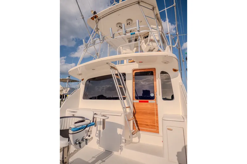 Slide: The Image of Ocean Yachts 48 Super Sport 2000 model, featuring a sleek exterior and fishing chair. - 15