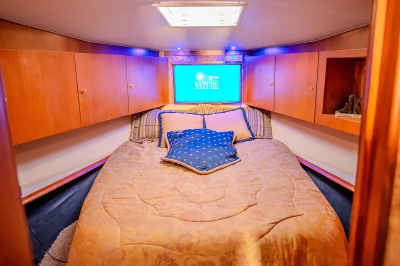 Slide: The Image of Luxurious cabin interior of 2000 Ocean Yachts 48 Super Sport with cozy bedding. - 30