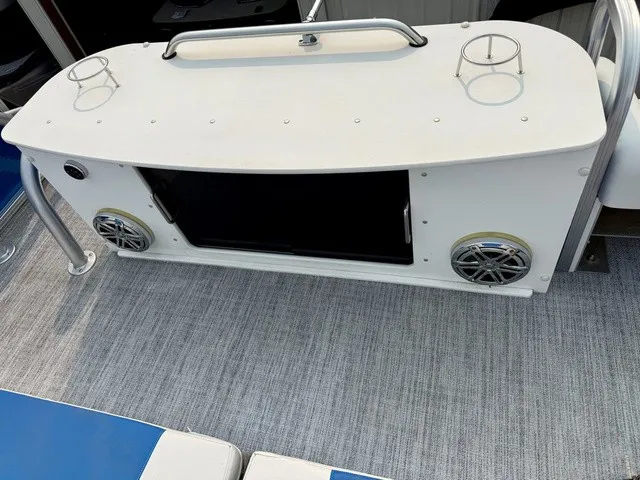 Slide: The Image of The image shows the deck of a 2016 Tahoe 2785 Vista Fun Ship with speakers and handrails. - 18