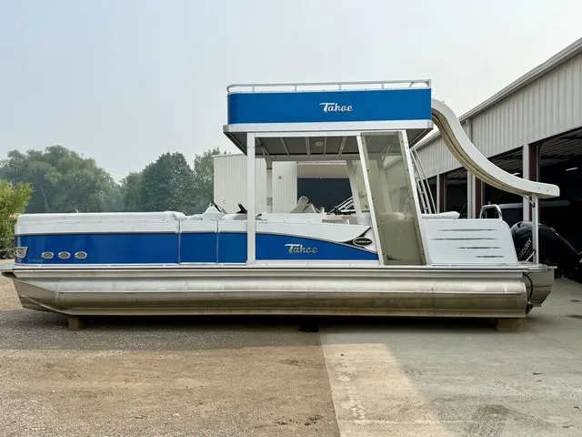 The Image of A 2016 Tahoe 2785 Vista Fun Ship with blue and white paint, featuring a slide. - 1