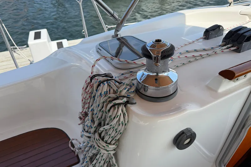 Slide: The Image of Deck of 2006 Beneteau 423 sailboat with winch and coiled ropes. - 14