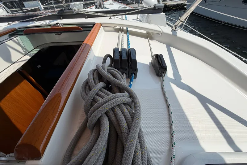 Slide: The Image of Deck of 2006 Beneteau 423 sailboat with coiled ropes and winches. - 16
