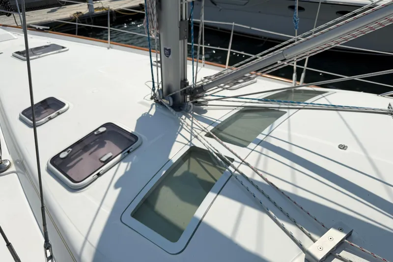 Slide: The Image of Deck view of a 2006 Beneteau 423 sailboat, featuring hatches and rigging. - 19