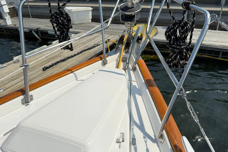 Slide: The Image of 2006 Beneteau 423 sailboat deck with ropes and dock view. - 22