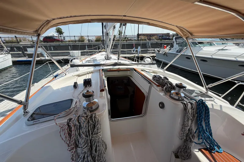 Slide: The Image of 2006 Beneteau 423 sailboat cockpit with ropes and winches, docked at marina. - 12