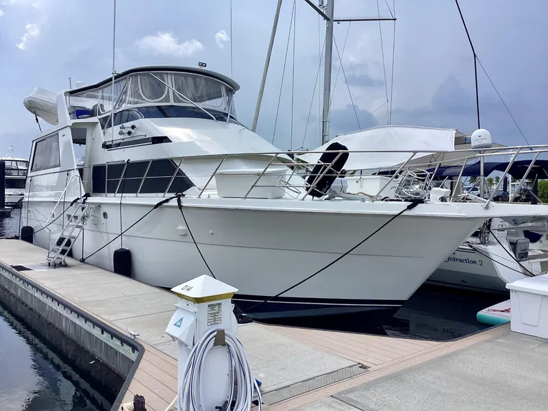 Slide: The Image of 1995 HATTERAS 52 MOTOR YACHT BOW PROFILE - 2