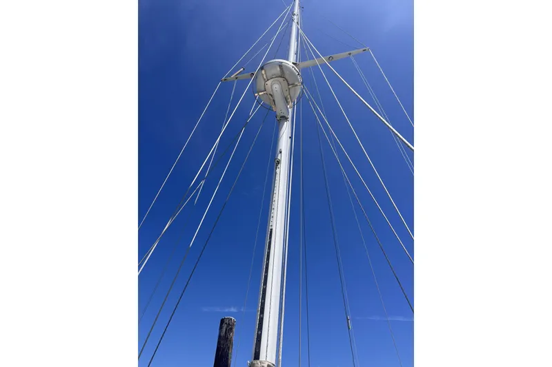 Slide: The Image of Mast of 1977 Alajuela 38 MKI sailboat against clear blue sky. - 27
