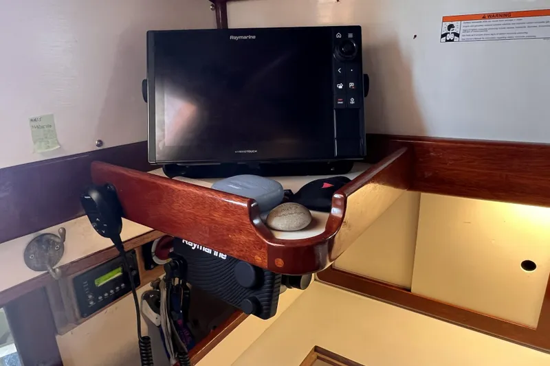 Slide: The Image of Navigation equipment inside a 1977 Alajuela 38 MKI sailboat cabin. - 36