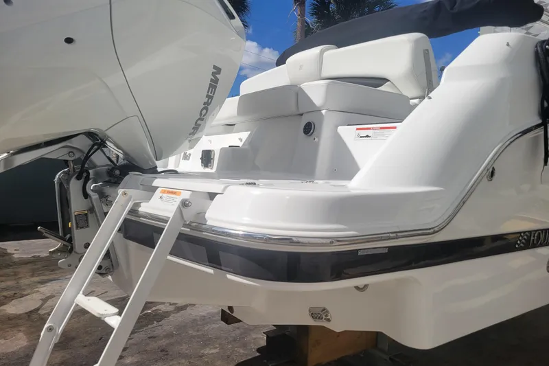 Slide: The Image of 2022 Four Winns HD3 boat with Mercury engine and swim ladder. - 6