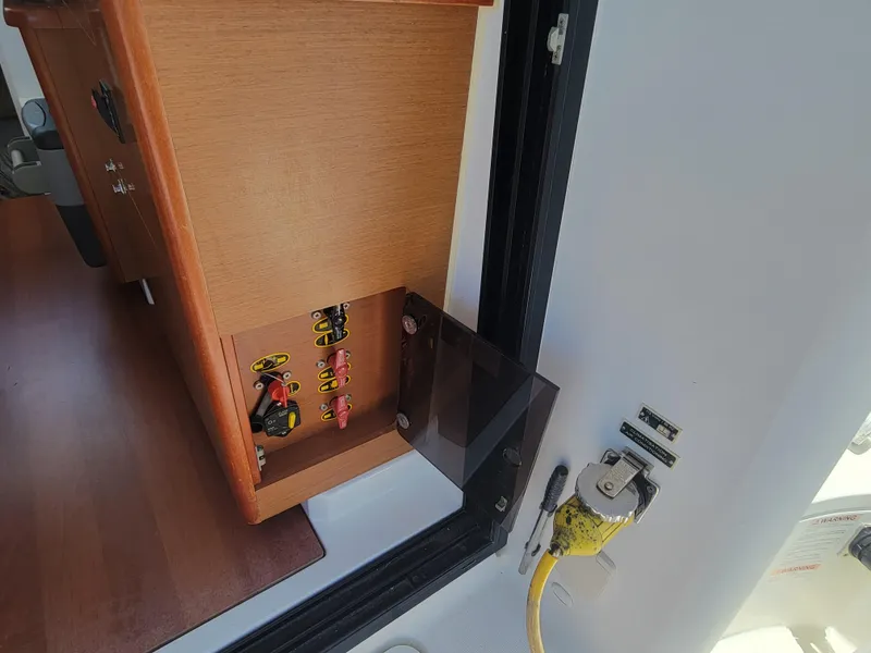 Slide: The Image of Electrical panel and power connection on 2016 Jeanneau Merry Fisher 855 boat. - 39
