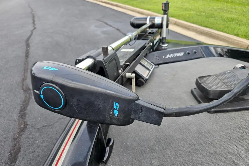 Slide: The Image of Trolling motor on a 1994 Nitro 180 FS boat, featuring a 45-pound thrust. - 10