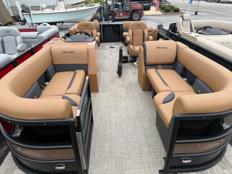 The Image of Bentley Pontoons Legacy 223 Navigator 2027 - 1