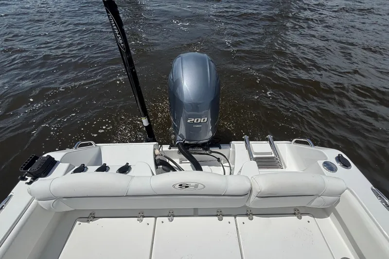Slide: The Image of 2015 Sea Hunt Ultra 235 SE boat with Yamaha 200 engine on water. - 13