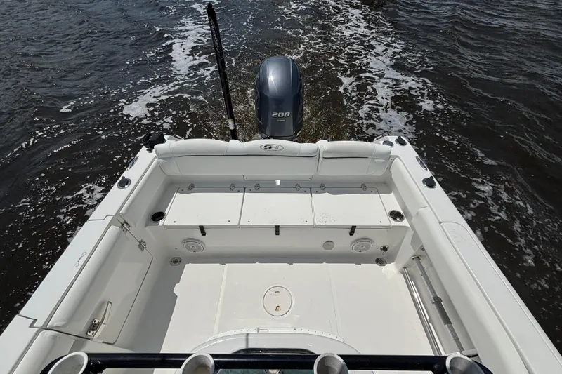 Slide: The Image of 2015 Sea Hunt Ultra 235 SE boat with Yamaha 200 engine on water. - 11