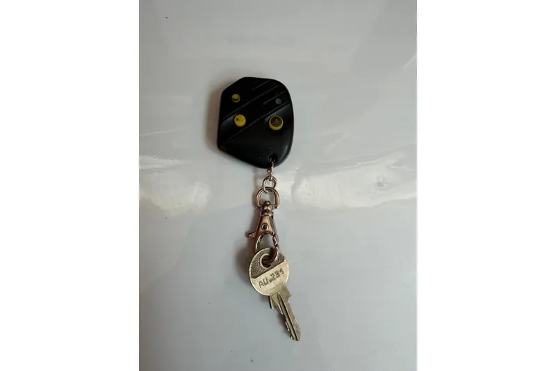 Slide: The Image of Key and remote for 2007 Beneteau 423 yacht on white surface. - 59