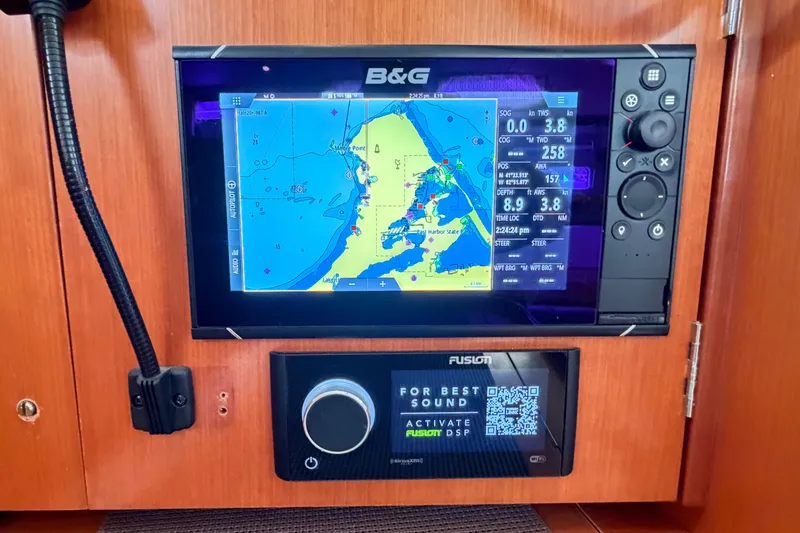 Slide: The Image of Navigation system and audio controls on a 2007 Beneteau 423 yacht. - 33