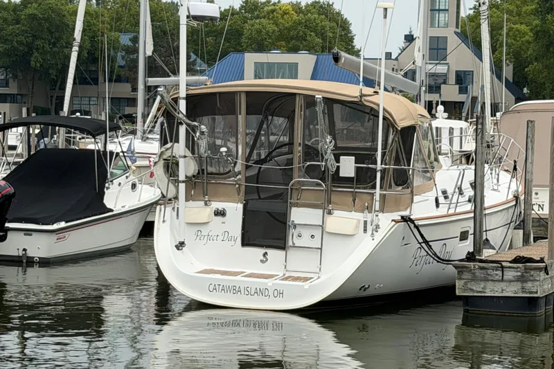 Slide: The Image of 2007 Beneteau 423 sailboat docked at Catawba Island marina. - 61